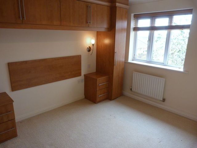  Image of 3 bedroom Detached house to rent in Oakley Drive Oldham OL1 at Oakley Drive  Oldham, OL1 4TR