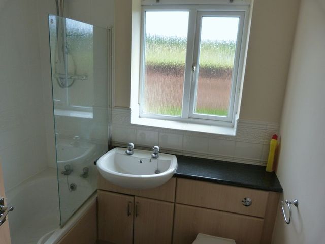  Image of 3 bedroom Detached house to rent in Oakley Drive Oldham OL1 at Oakley Drive  Oldham, OL1 4TR