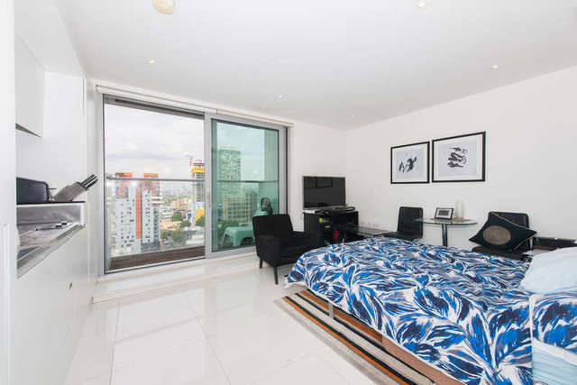  Image of Flat to rent in Pan Peninsula Square London E14 at Canary Wharf, E14 9HG