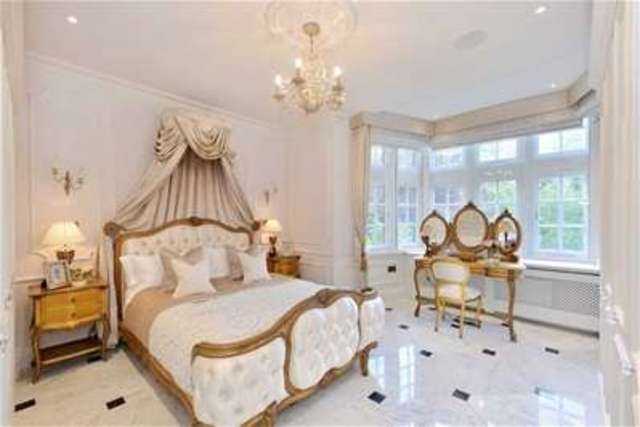  Image of 3 bedroom Flat for sale in Knightsbridge London SW1X at London, SW1X 7JW