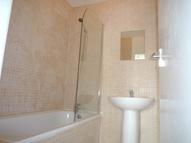  Image of Flat to rent in Parsifal Road London NW6 at West Hampstead, NW6 1UG