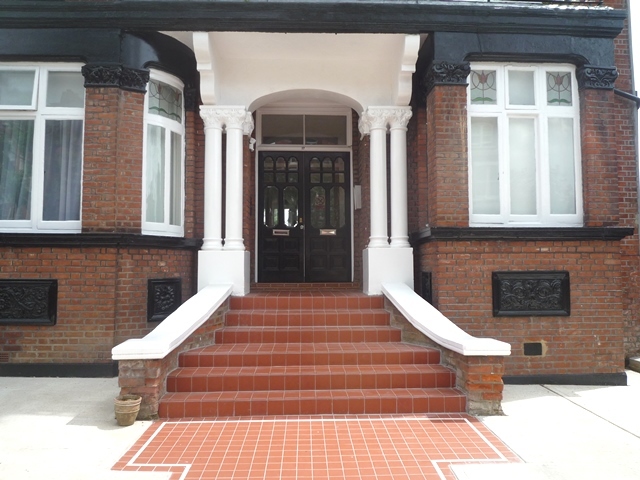  Image of Flat to rent in Parsifal Road London NW6 at West Hampstead, NW6 1UG