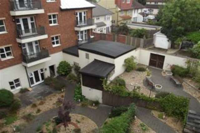  Image of 2 bedroom Flat to rent in Greyhound Hill London NW4 at London, NW4 4JE