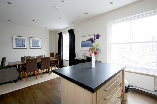  Image of 3 bedroom Flat to rent in Pembridge Crescent London W11 at Pembridge Crescent  Notting Hill, W11 3DS