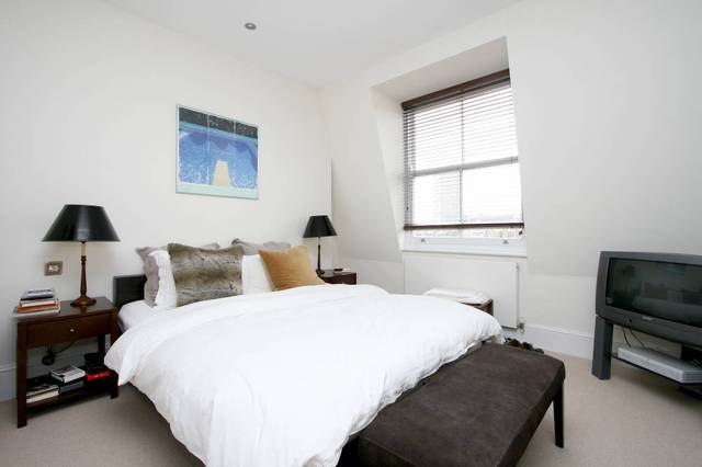  Image of 3 bedroom Flat to rent in Pembridge Crescent London W11 at Pembridge Crescent  Notting Hill, W11 3DS
