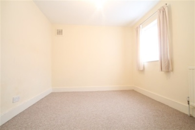  Image of 3 bedroom Detached house to rent in Pitlake Croydon CR0 at Croydon, CR0 3RA
