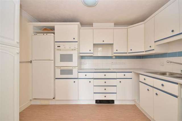  Image of 2 bedroom Flat for sale in Queen Street Arundel BN18 at Arundel West Sussex Arundel, BN18 9NZ