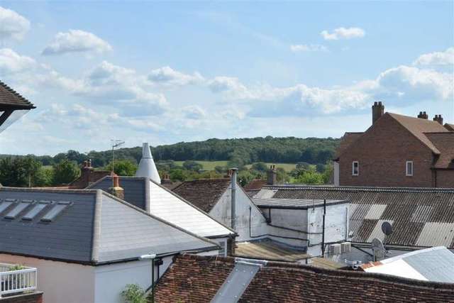  Image of 2 bedroom Flat for sale in Queen Street Arundel BN18 at Arundel West Sussex Arundel, BN18 9NZ