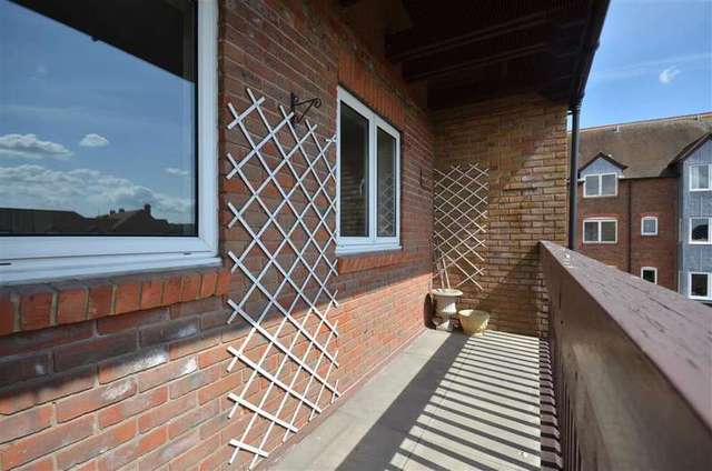  Image of 2 bedroom Flat for sale in Queen Street Arundel BN18 at Arundel West Sussex Arundel, BN18 9NZ