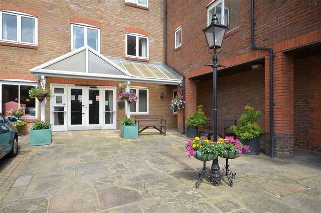  Image of 2 bedroom Flat for sale in Queen Street Arundel BN18 at Arundel West Sussex Arundel, BN18 9NZ