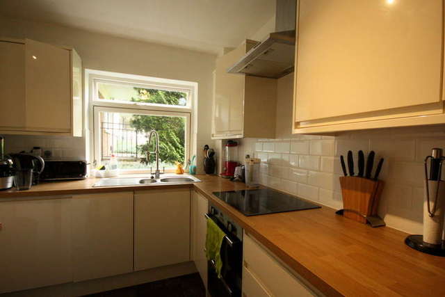  Image of 2 bedroom Apartment to rent in Queens Road Kingston upon Thames KT2 at Surrey  Kingston Upon Thames, KT2 7ST