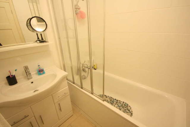  Image of 2 bedroom Apartment to rent in Queens Road Kingston upon Thames KT2 at Surrey  Kingston Upon Thames, KT2 7ST
