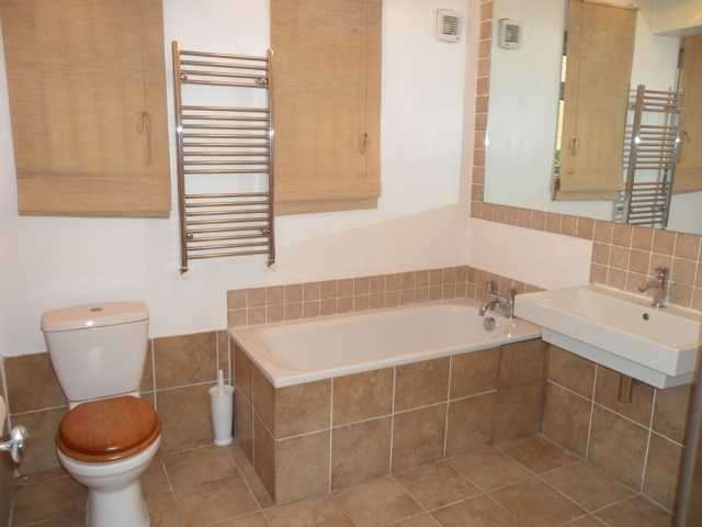  Image of 2 bedroom Apartment to rent in Radcliffe Square London SW15 at Putney Vale, SW15 6BL