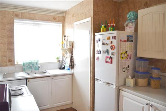  Image of 2 bedroom Flat to rent in Angel Way Romford RM1 at Essex, RM1 1JH