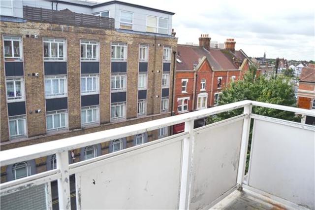  Image of 2 bedroom Flat to rent in Angel Way Romford RM1 at Essex, RM1 1JH