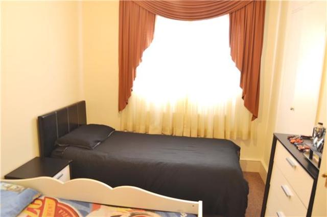  Image of 2 bedroom Flat to rent in Angel Way Romford RM1 at Essex, RM1 1JH