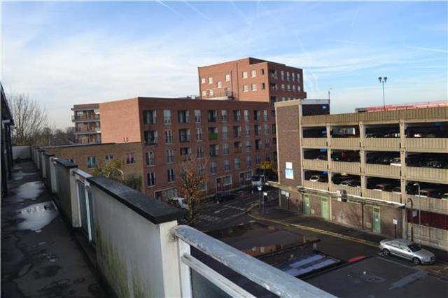  Image of 2 bedroom Flat to rent in Angel Way Romford RM1 at Essex, RM1 1JH