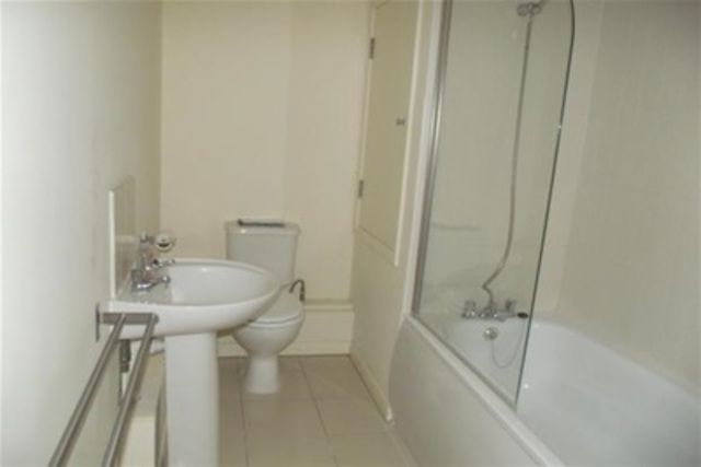  Image of 1 bedroom Flat to rent in Roseberry Avenue Benfleet SS7 at Benfleet, SS7 4HJ