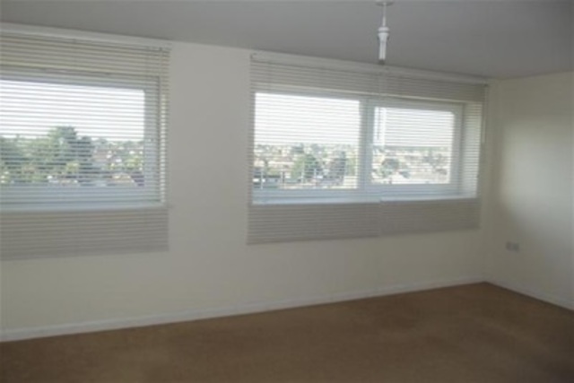  Image of 1 bedroom Flat to rent in Roseberry Avenue Benfleet SS7 at Benfleet, SS7 4HJ