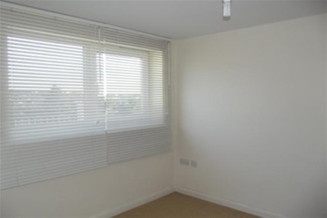  Image of 1 bedroom Flat to rent in Roseberry Avenue Benfleet SS7 at Benfleet, SS7 4HJ