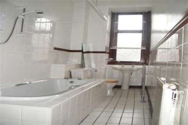  Image of 2 bedroom Flat to rent in Roslea Drive Dennistoun Glasgow G31 at Glasgow, G31 2LG