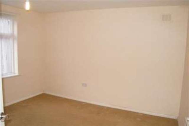  Image of 2 bedroom Bungalow to rent in Russell Crescent Nottingham NG8 at Nottingham, NG8 2BQ