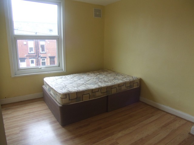  Image of 2 bedroom Terraced house to rent in Sandhurst Terrace Leeds LS8 at Sandhurst Terrace Harehills Leeds, LS8 3QS