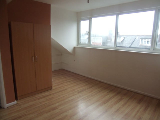  Image of 2 bedroom Terraced house to rent in Sandhurst Terrace Leeds LS8 at Sandhurst Terrace Harehills Leeds, LS8 3QS