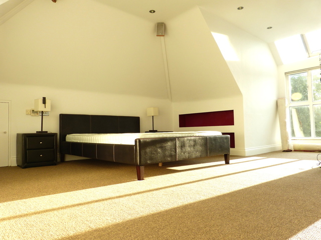  Image of 6 bedroom Detached house to rent in Sherwood Road London NW4 at London, NW4 1AE
