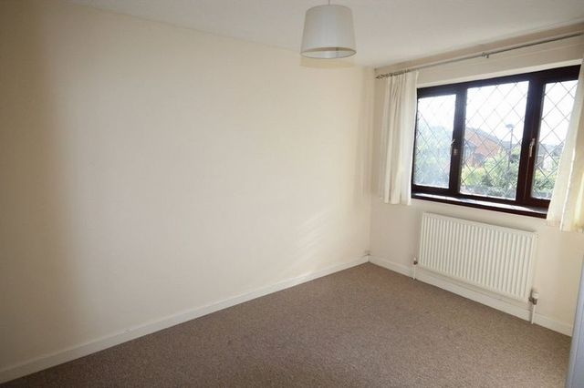  Image of 3 bedroom Semi-Detached house to rent in Slimbridge Close Yate Bristol BS37 at Slimbridge Close Yate BRISTOL, BS37 8XZ