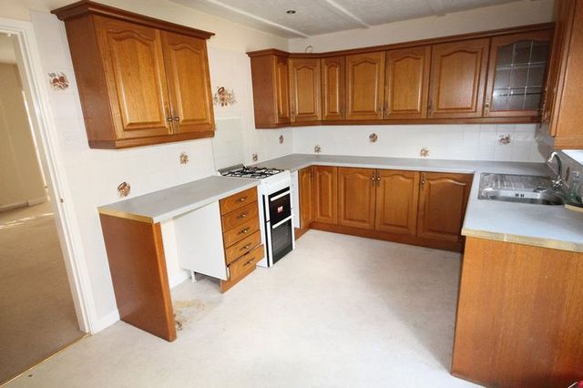  Image of 3 bedroom Semi-Detached house to rent in Slimbridge Close Yate Bristol BS37 at Slimbridge Close Yate BRISTOL, BS37 8XZ
