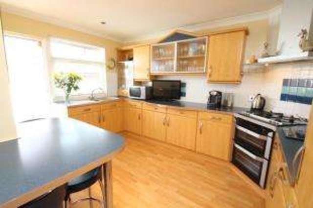  Image of 4 bedroom Bungalow for sale in South Dumbreck Road Kilsyth Glasgow G65 at Kilsyth Glasgow Kilsyth, G65 9LX