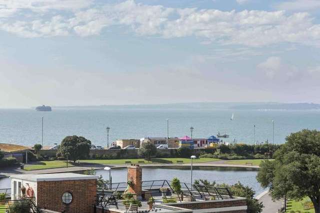  Image of 2 bedroom Flat for sale in Craneswater Park Southsea PO4 at Southsea Hampshire, PO4 0NX