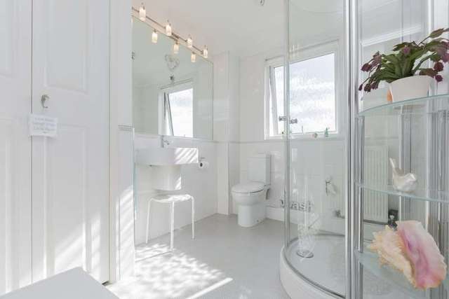  Image of 2 bedroom Flat for sale in Craneswater Park Southsea PO4 at Southsea Hampshire, PO4 0NX