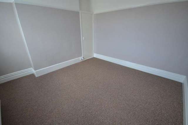  Image of 2 bedroom Flat to rent in St. Davids Avenue Bexhill-on-Sea TN40 at Bexhill On Sea, TN40 2BE