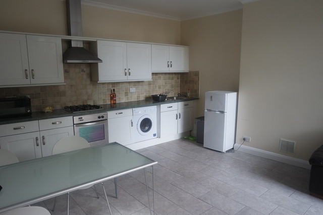  Image of 2 bedroom Flat to rent in Streatham High Road London SW16 at Streatham High Road  London, SW16 1BB