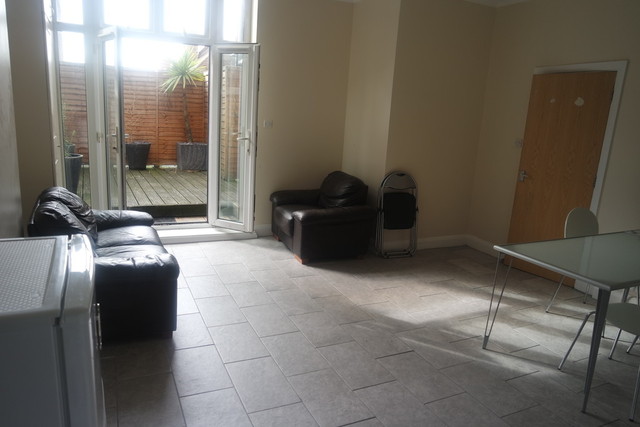  Image of 2 bedroom Flat to rent in Streatham High Road London SW16 at Streatham High Road  London, SW16 1BB