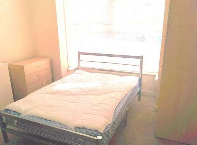  Image of House Share to rent in The Crescent Eastleigh SO50 at The Crescent  Eastleigh, SO50 9BS