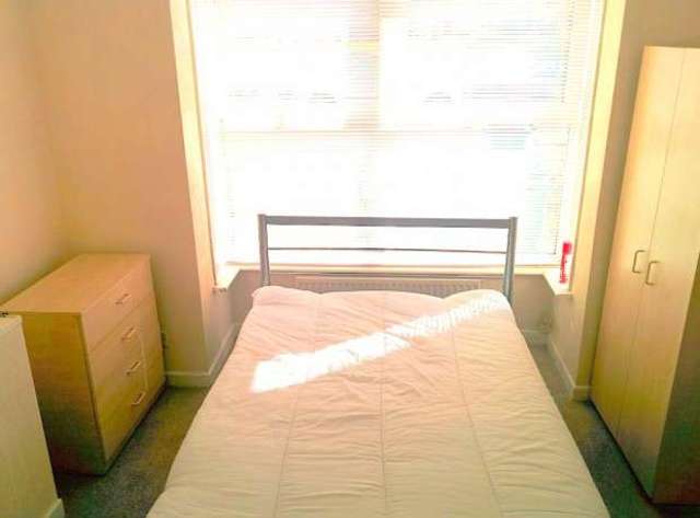  Image of House Share to rent in The Crescent Eastleigh SO50 at The Crescent  Eastleigh, SO50 9BS