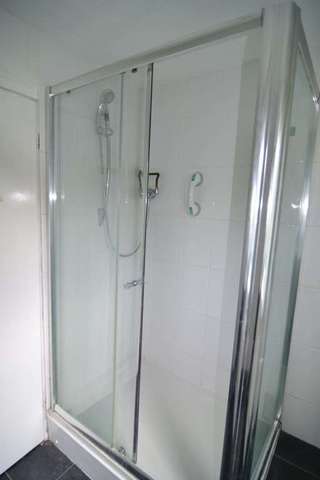  Image of House Share to rent in The Crescent Eastleigh SO50 at The Crescent  Eastleigh, SO50 9BS