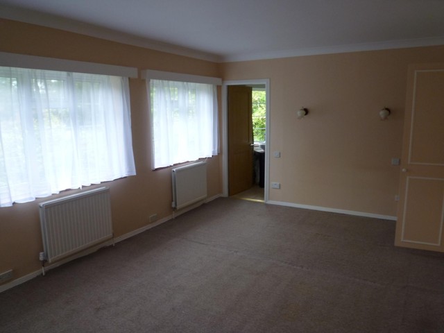  Image of 4 bedroom Detached house to rent in The Drive Aldwick Bognor Regis PO21 at Craigweil  Bognor Regis, PO21 4DT