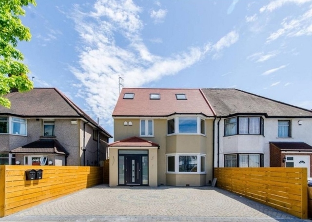  Image of 3 bedroom Maisonette for sale in The Vale London NW11 at GOLDERS GREEN  LONDON, NW11 8SJ
