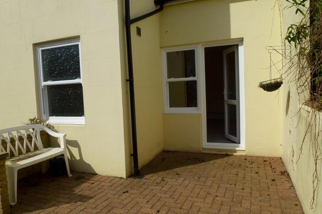  Image of 1 bedroom Ground Flat to rent in Walsingham Road Hove BN3 at Hove, BN3 4FE