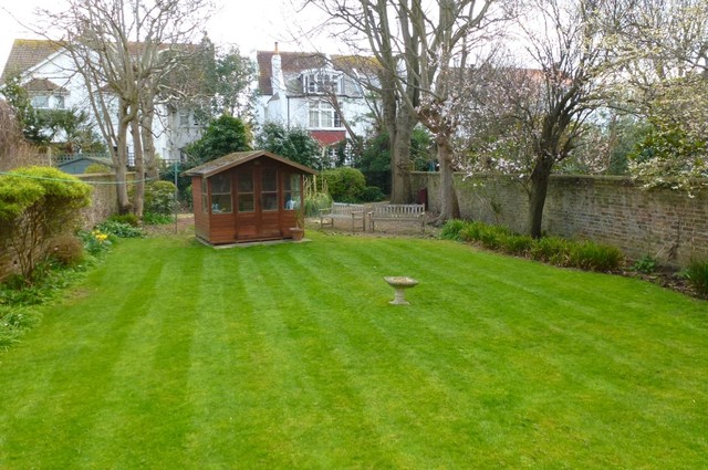  Image of 1 bedroom Ground Flat to rent in Walsingham Road Hove BN3 at Hove, BN3 4FE