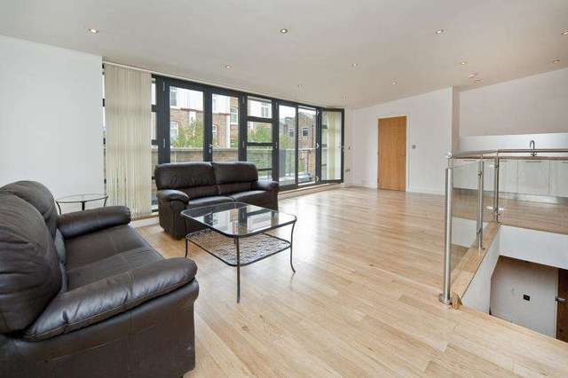  Image of 3 bedroom Flat to rent in Bouton Place London N1 at Islington London Islington, N1 1TR