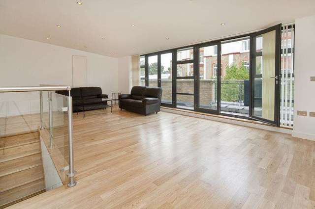  Image of 3 bedroom Flat to rent in Bouton Place London N1 at Islington London Islington, N1 1TR