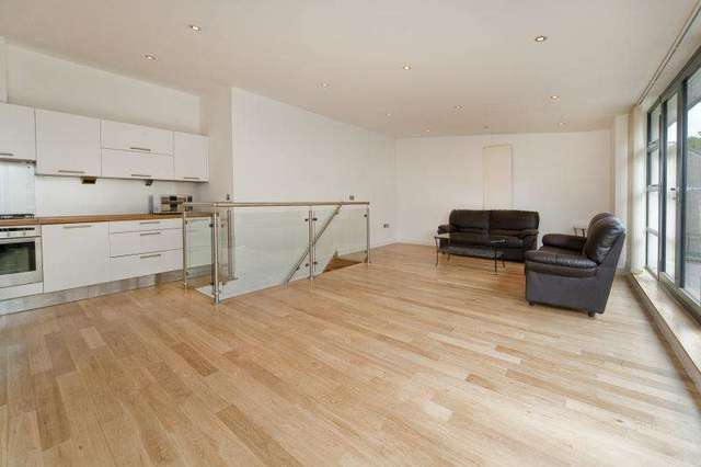  Image of 3 bedroom Flat to rent in Bouton Place London N1 at Islington London Islington, N1 1TR