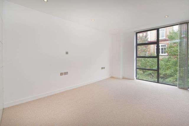  Image of 3 bedroom Flat to rent in Bouton Place London N1 at Islington London Islington, N1 1TR