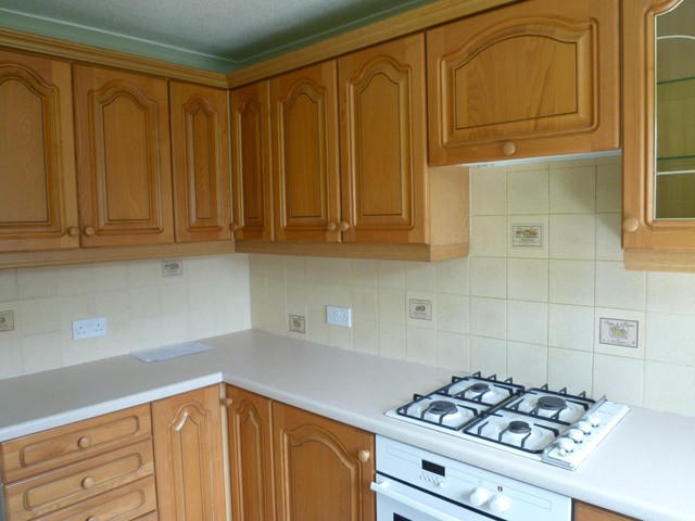  Image of 3 bedroom End of Terrace to rent in Wesermarsch Road Cowplain Waterlooville PO8 at Waterlooville, PO8 8JJ
