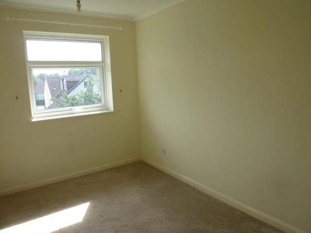  Image of 3 bedroom End of Terrace to rent in Wesermarsch Road Cowplain Waterlooville PO8 at Waterlooville, PO8 8JJ
